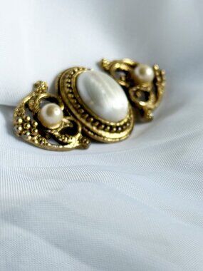 Vintage 1980's Gold Tone & Faux Pearl Brooch